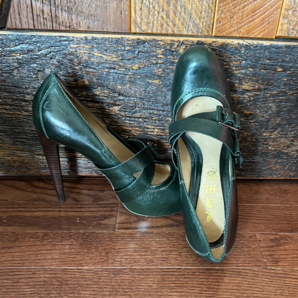 L.A.M.B. High heel shoes 👠